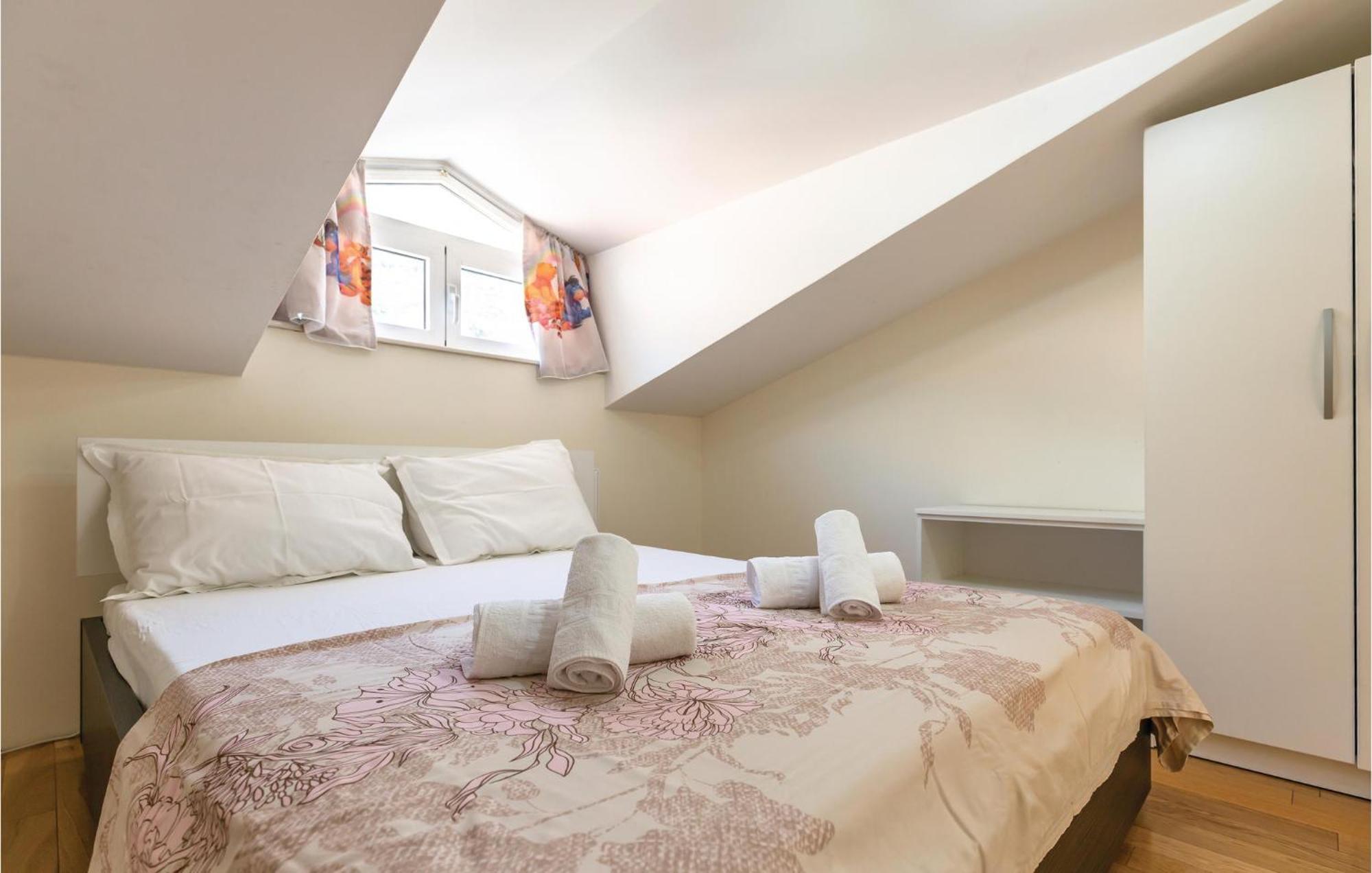 Lovely Apartment In Makarska With Kitchenette 외부 사진
