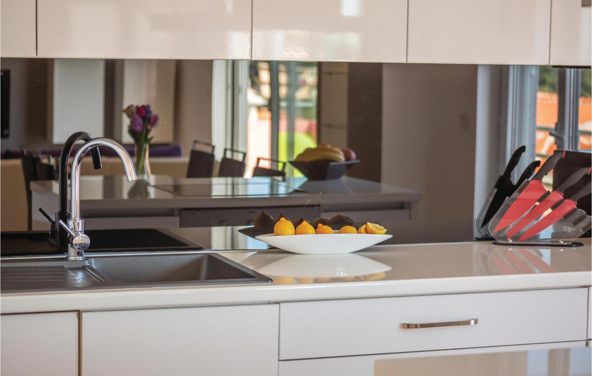 Lovely Apartment In Makarska With Kitchenette 외부 사진