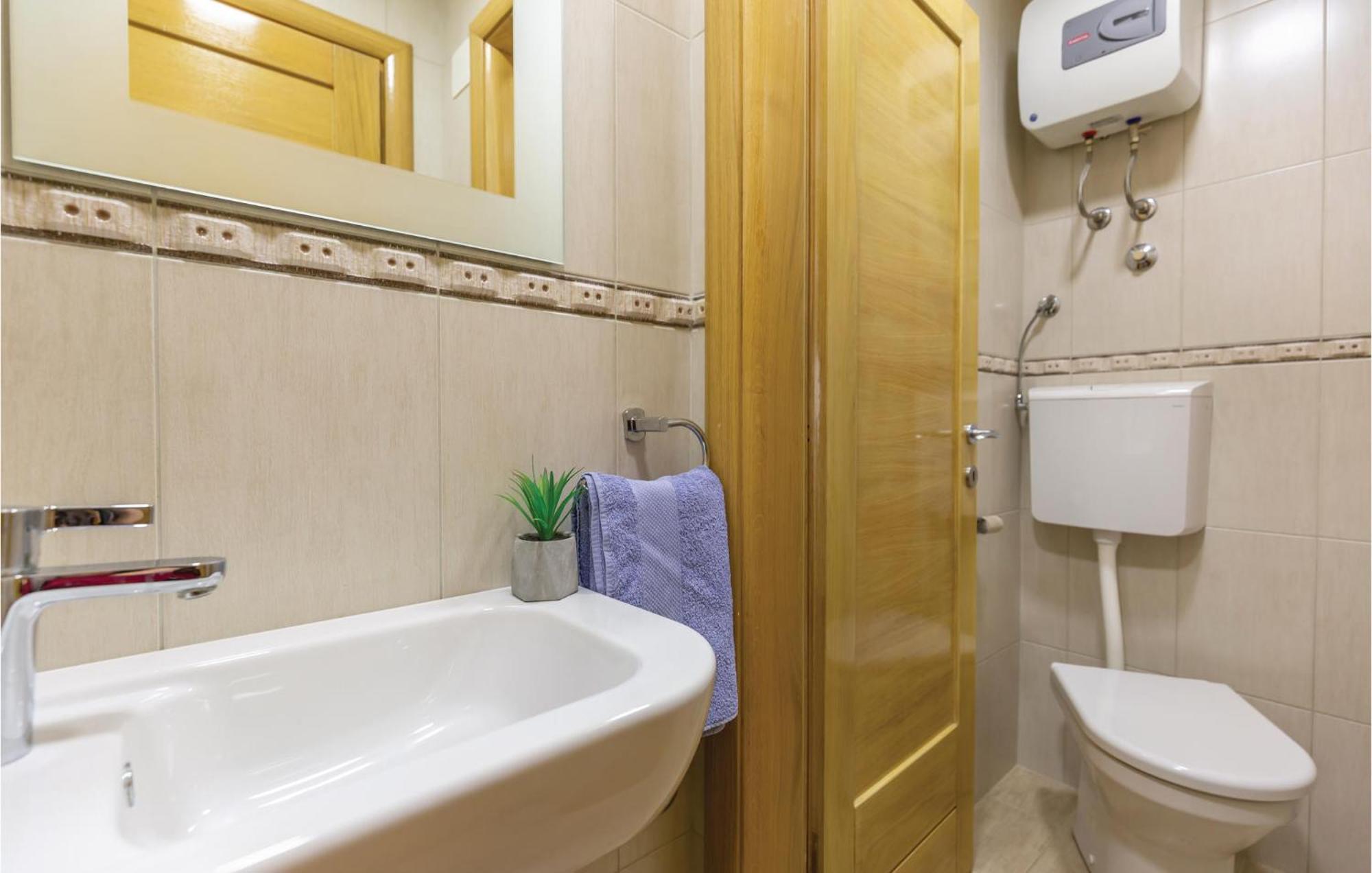 Lovely Apartment In Makarska With Kitchenette 외부 사진