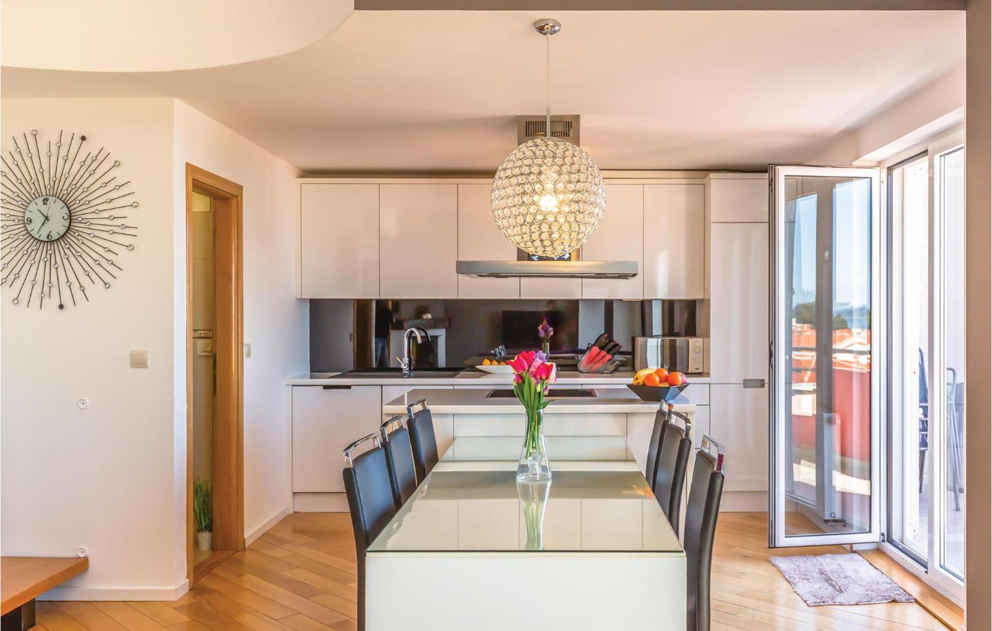 Lovely Apartment In Makarska With Kitchenette 외부 사진